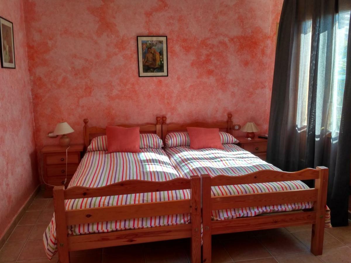Casa Marzo Pensionat Angues Rum bild